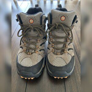 Merrell Moab Ventilator Mid Hiking Boot in Walnut with Vibram soles Men's 9